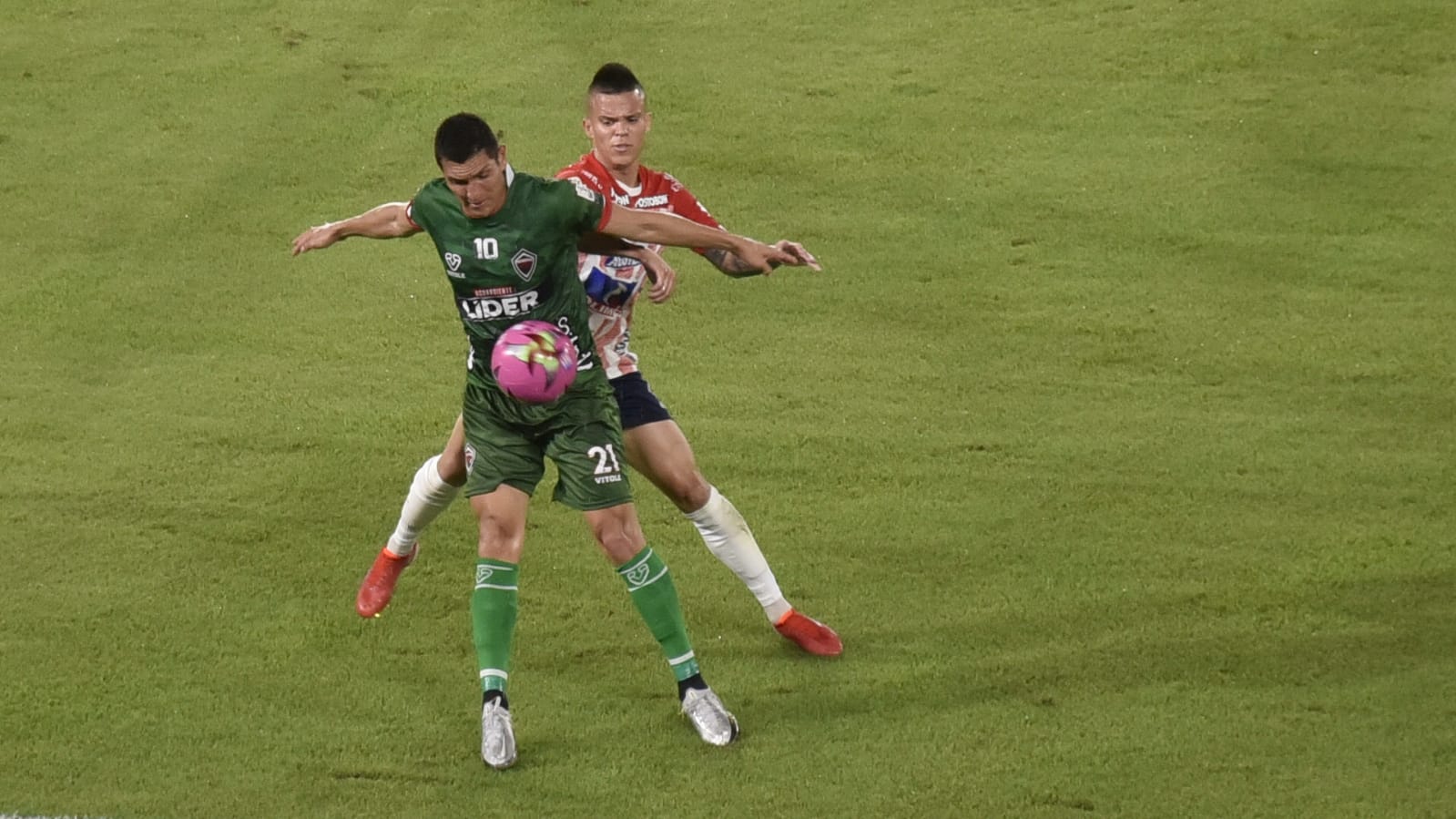 Walmer Pacheco disputando el balón.