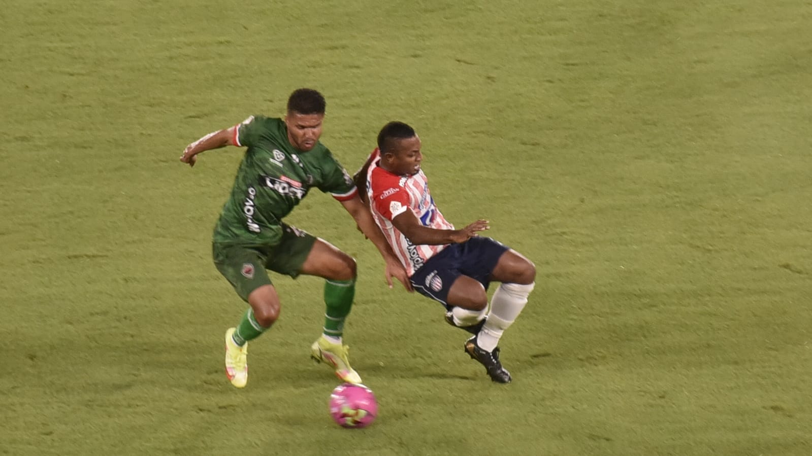 Willer Ditta se destacó en fase defensiva.