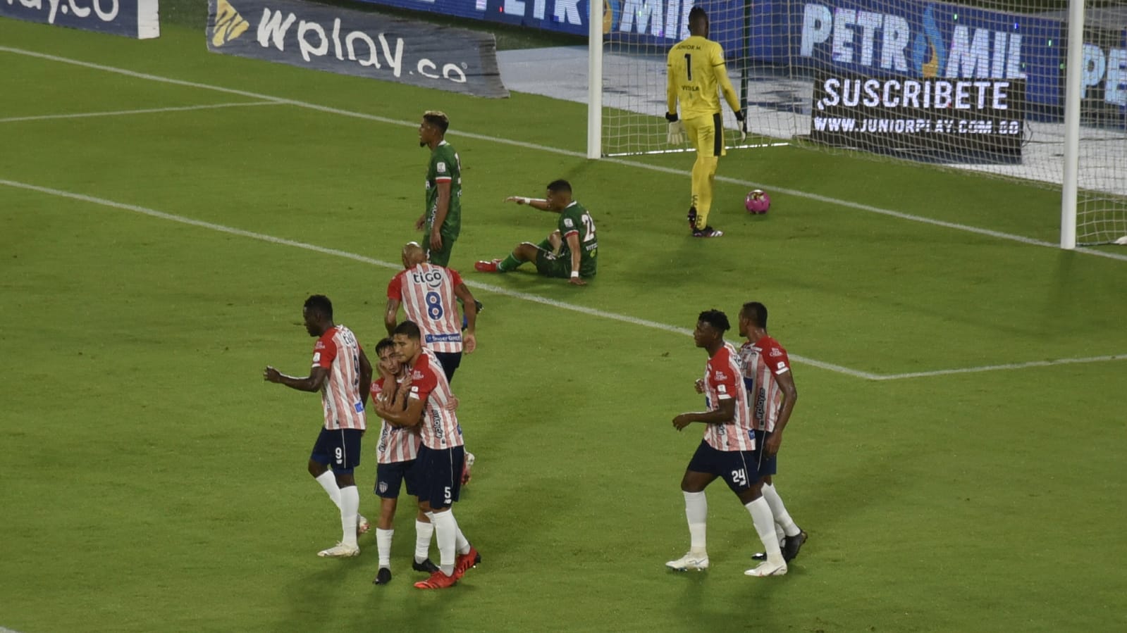 La celebración del gol del volante Larry Vásquez.