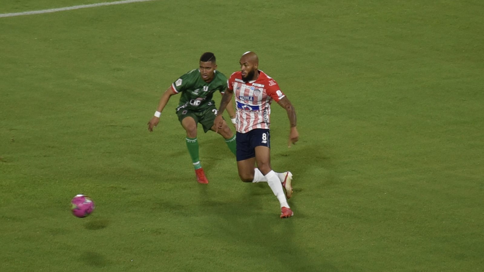 Freddy Hinestroza desequilibrando por derecha.