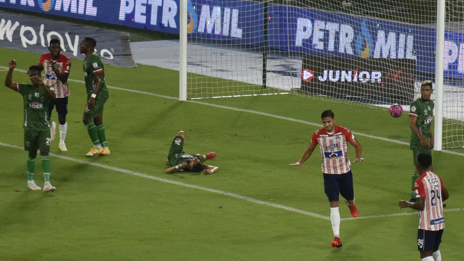 La celebración del gol del volante Larry Vásquez.