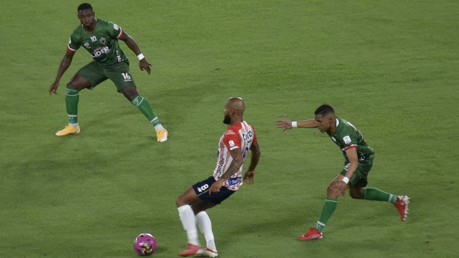 Hinestroza ante la marca de dos rivales.