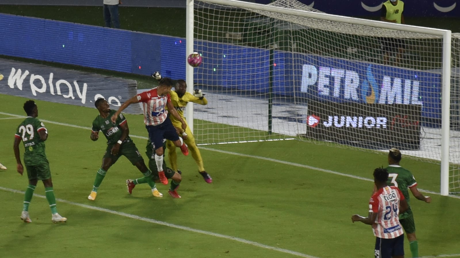Momento del gol de Larry Vásquez.
