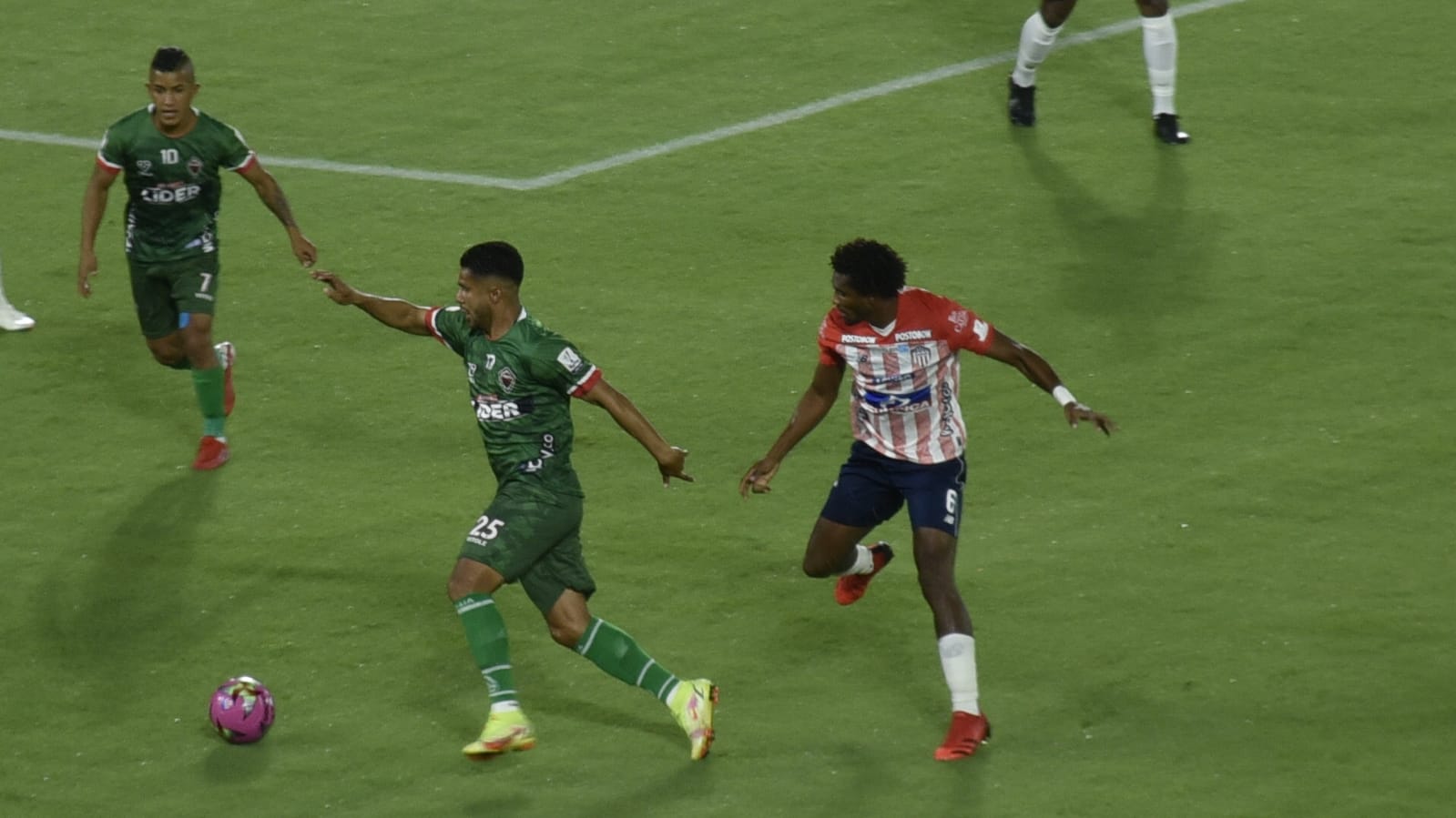 Didier Moreno peleando un balón.