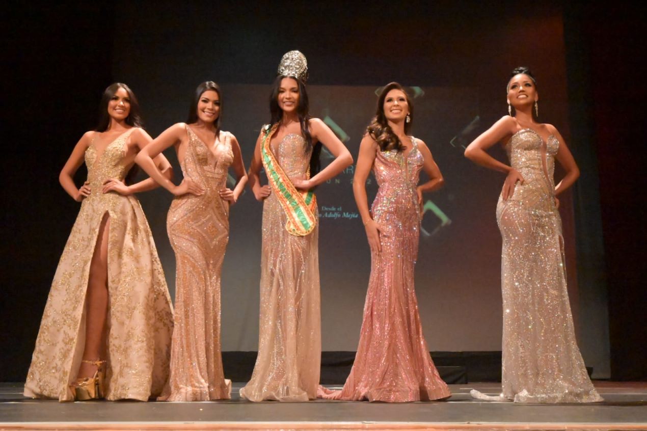 María José Hernández, María Camila Sinning, Roysis González y Ruth Salazar. Al centro la reina anterior Andrea Carolina Martínez, señorita Cartagena 2019-2021.