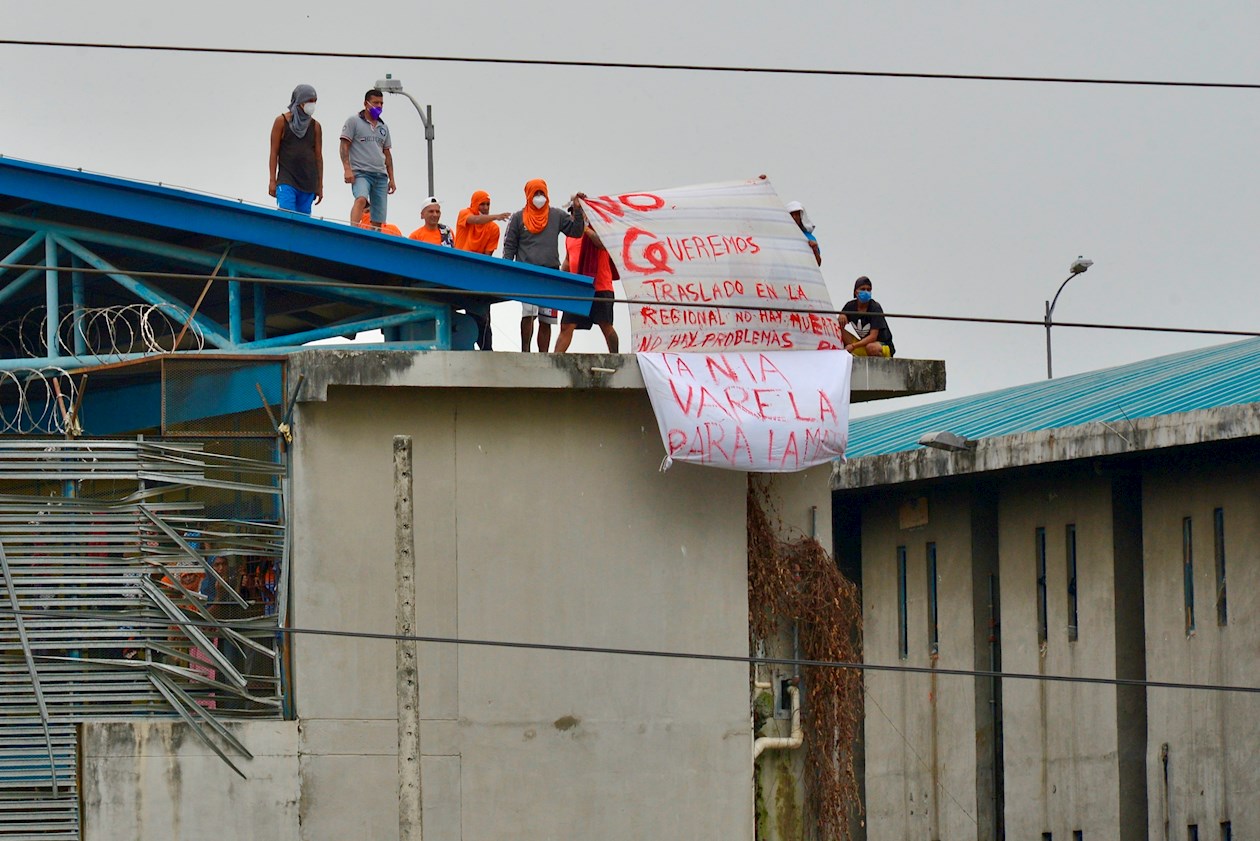 Reclusos en los techos del penal intervenido por las autoridades.