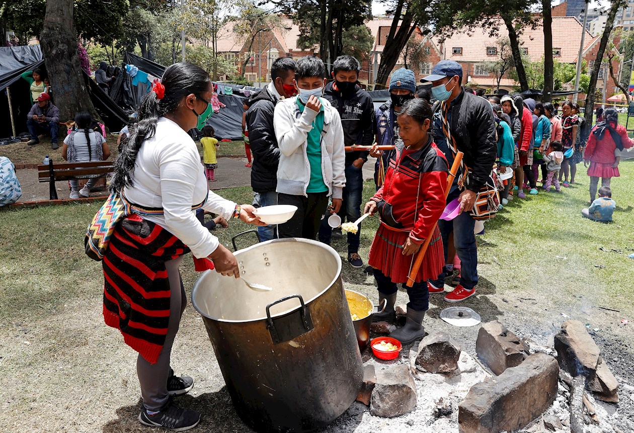 Olla comunitaria para los indígenas en el Parque Nacional de Bogotá.