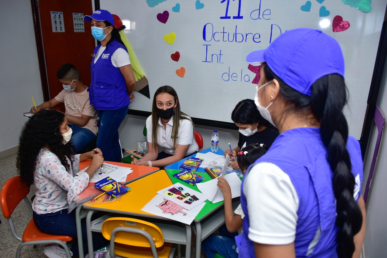 La secretaria de Gobierno de Barranquilla, Jennifer Villarreal (centro).