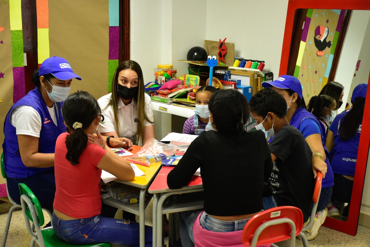 La secretaria de Gobierno de Barranquilla, Jennifer Villarreal (centro).