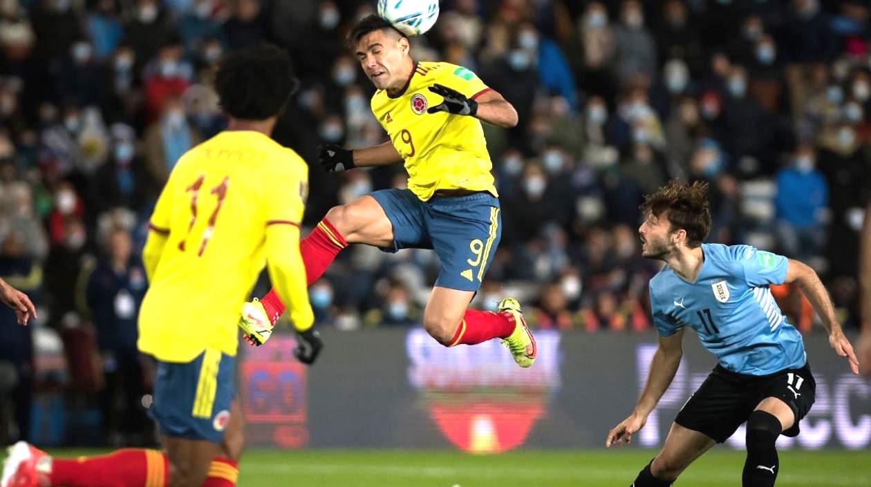 Falcao García lucha una pelota.