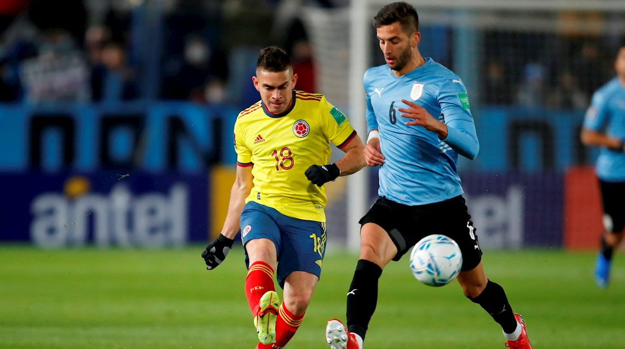 Rodrigo Betancur disputa un balón con Rafael Santos Borré