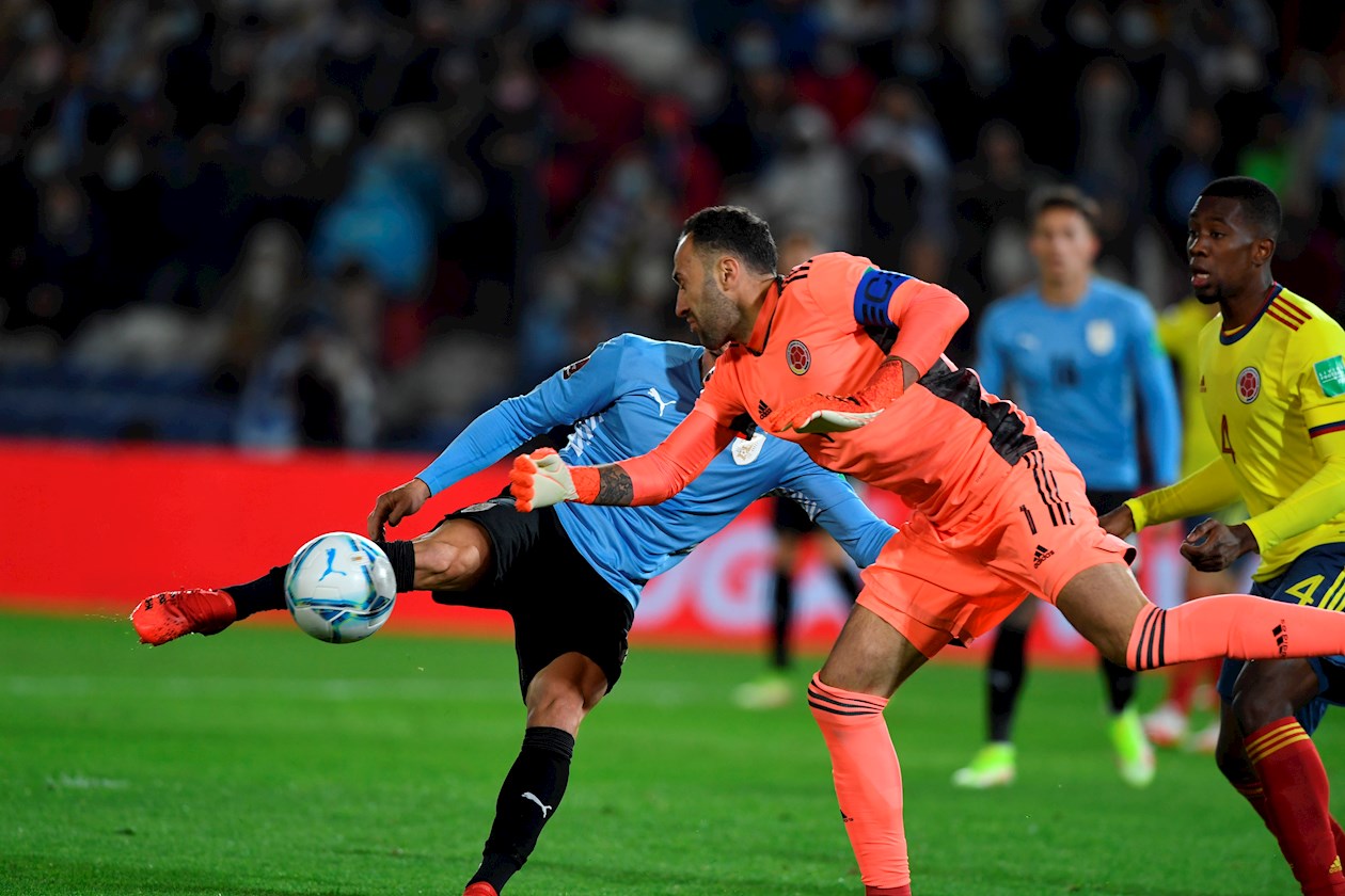 David Ospina arquero de Colombia rechaza un balón hoy