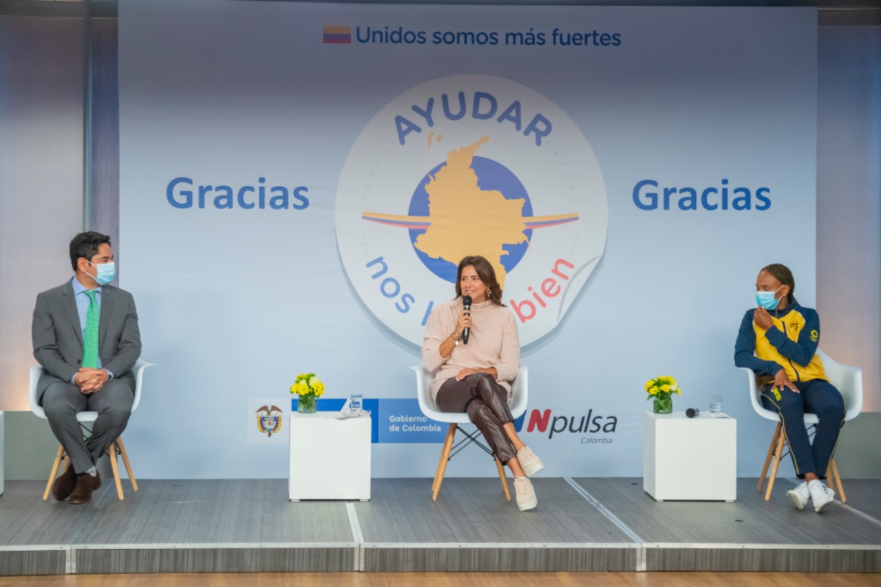 El ministro de Deportes, Guillermo Herrera; la primera dama María Juliana Ruiz, y la medallista olímpica Íngrit Valencia.