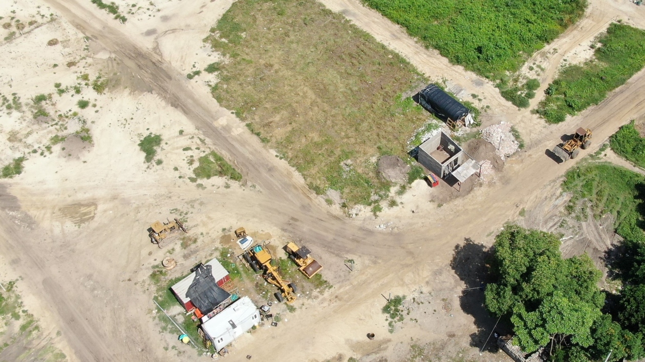 La maquinaria pesada utilizada para lotear de manera rápida el extenso terreno invadido.