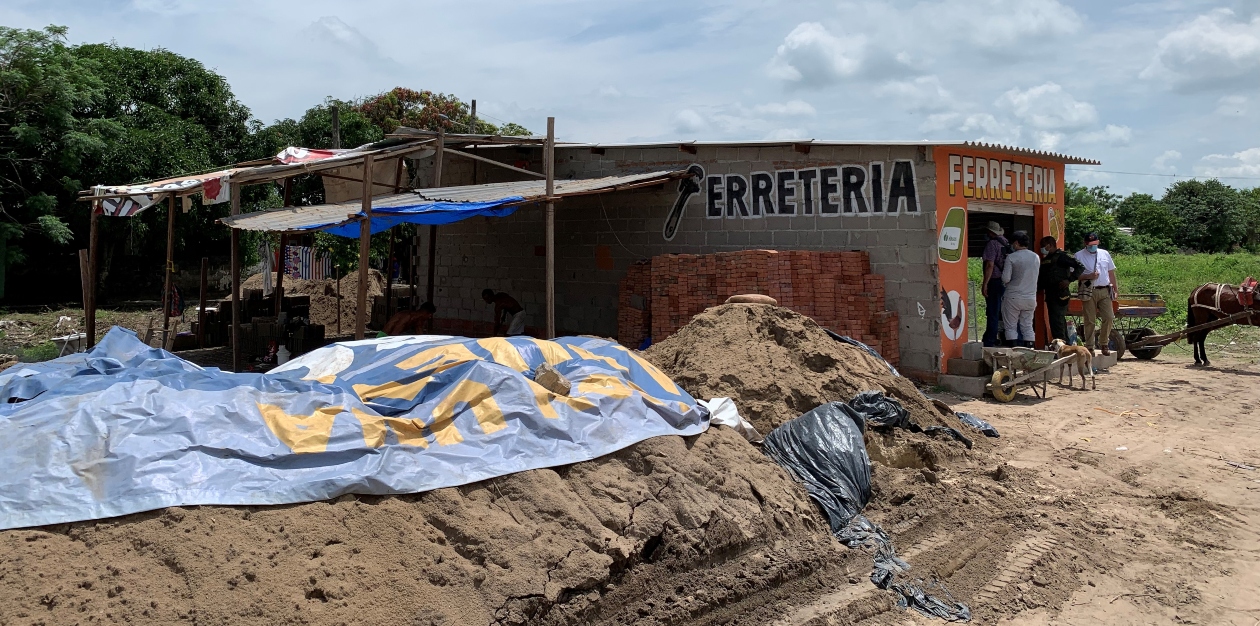 La ferretería abierta por los propios invasores en la que venden productos básicos para la construcción de las casas, sin permisos ni licencias.