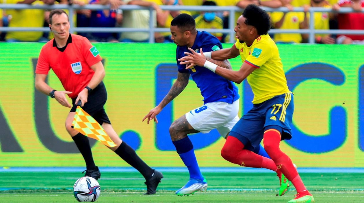 Johan Mojica de Colombia disputa un balón con Gabriel Jesús