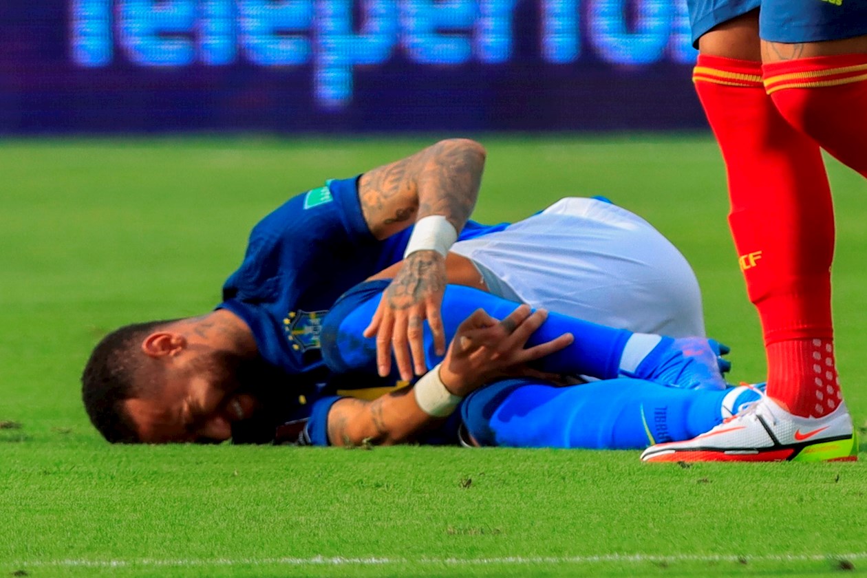 Neymar de Brasil se lamenta hoy, en el partido entre Colombia y Brasil
