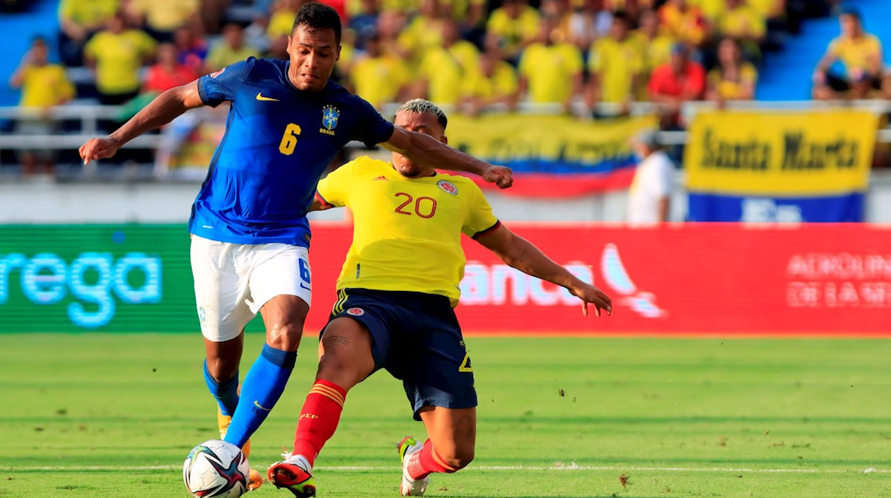 Roger Martínez de Colombia disputa hoy el balón con Alex Sandro