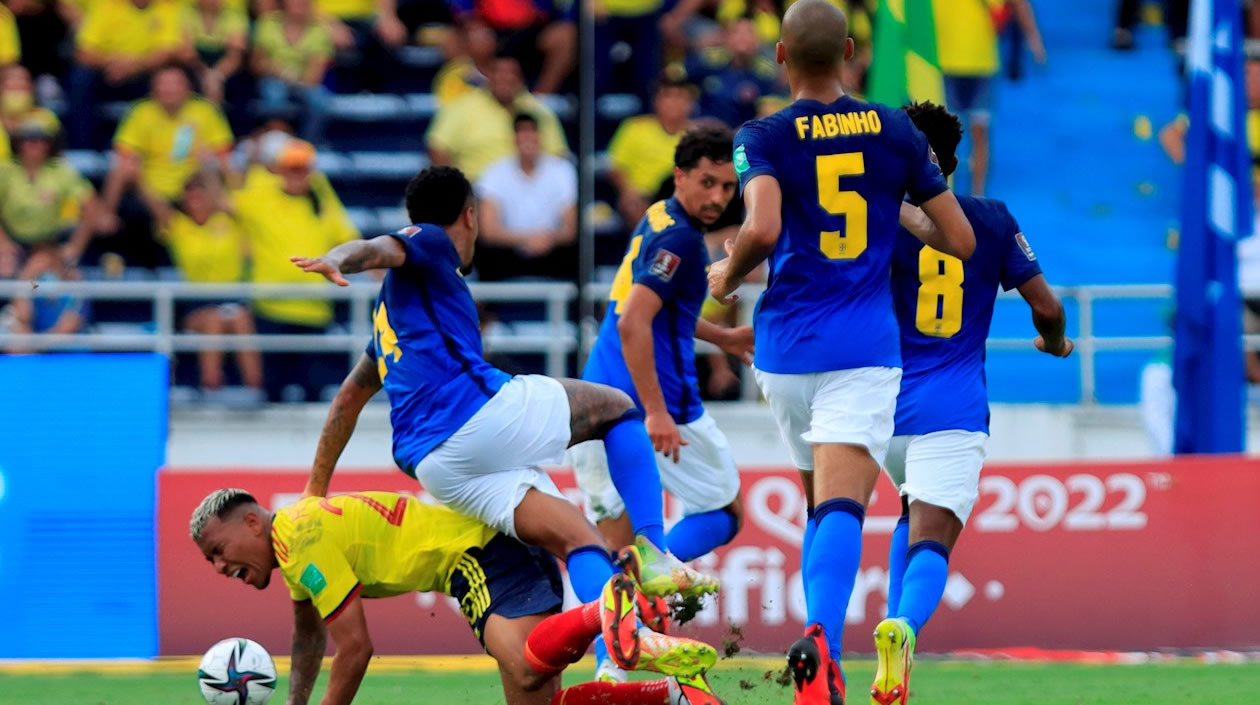 Roger Martínez de Colombia disputa hoy el balón con Lucas Paquetá de Brasil