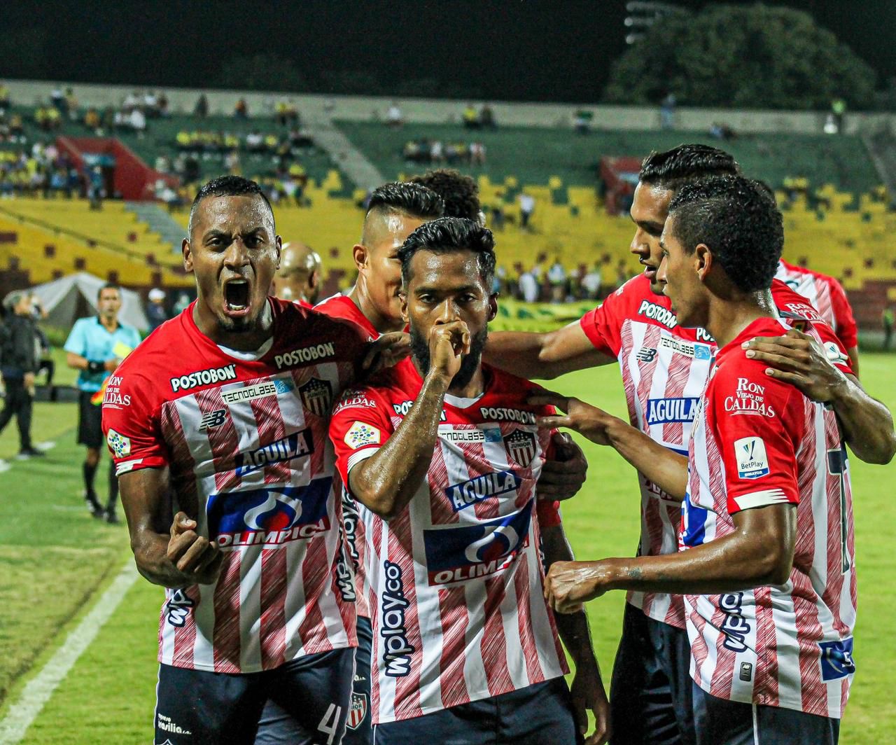 Luis González celebra con sus compañeros.