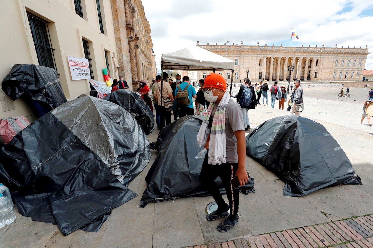  Indígenas permanecen hoy en carpas mientras realizan una huelga de hambre como protesta en la Plaza de Bolívar, en Bogotá (Colombia). 