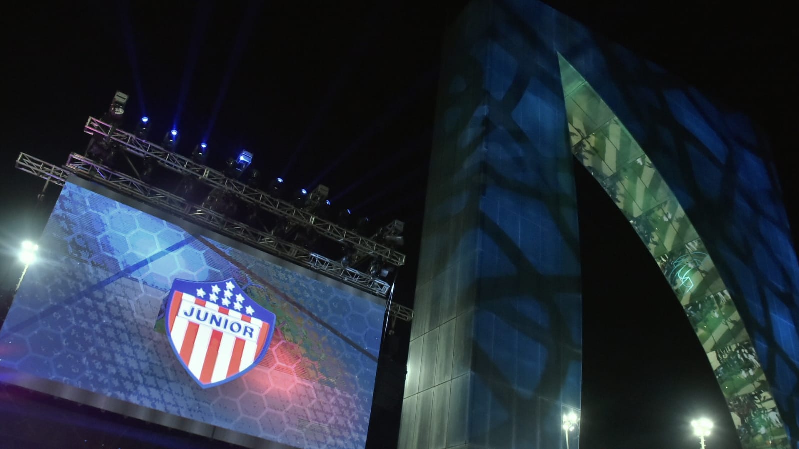 El escudo de Junior se proyecta en pantalla.