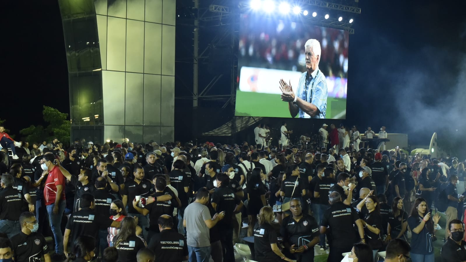 Imágenes de Julio Comesaña dirigiendo a Junior.