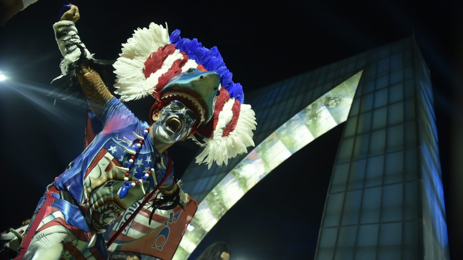 'El Tigre' con los colores rojiblancos.