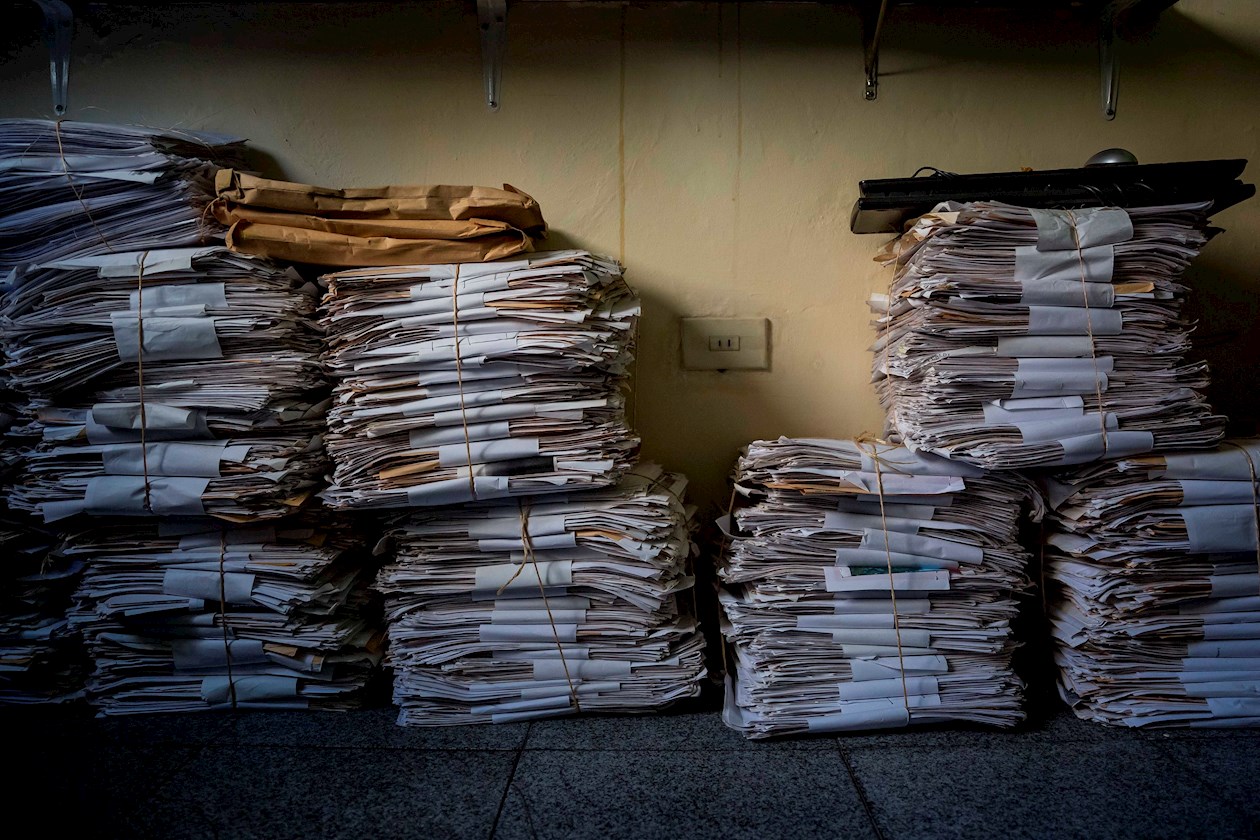 Fotografía de documentos de ciudadanos colombianos en la oficina de la Asociación de Colombianos y Colombianas en Venezuela.
