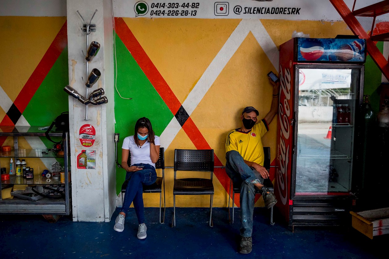 Fotografía de documentos de ciudadanos colombianos en la oficina de la Asociación de Colombianos y Colombianas en Venezuela.