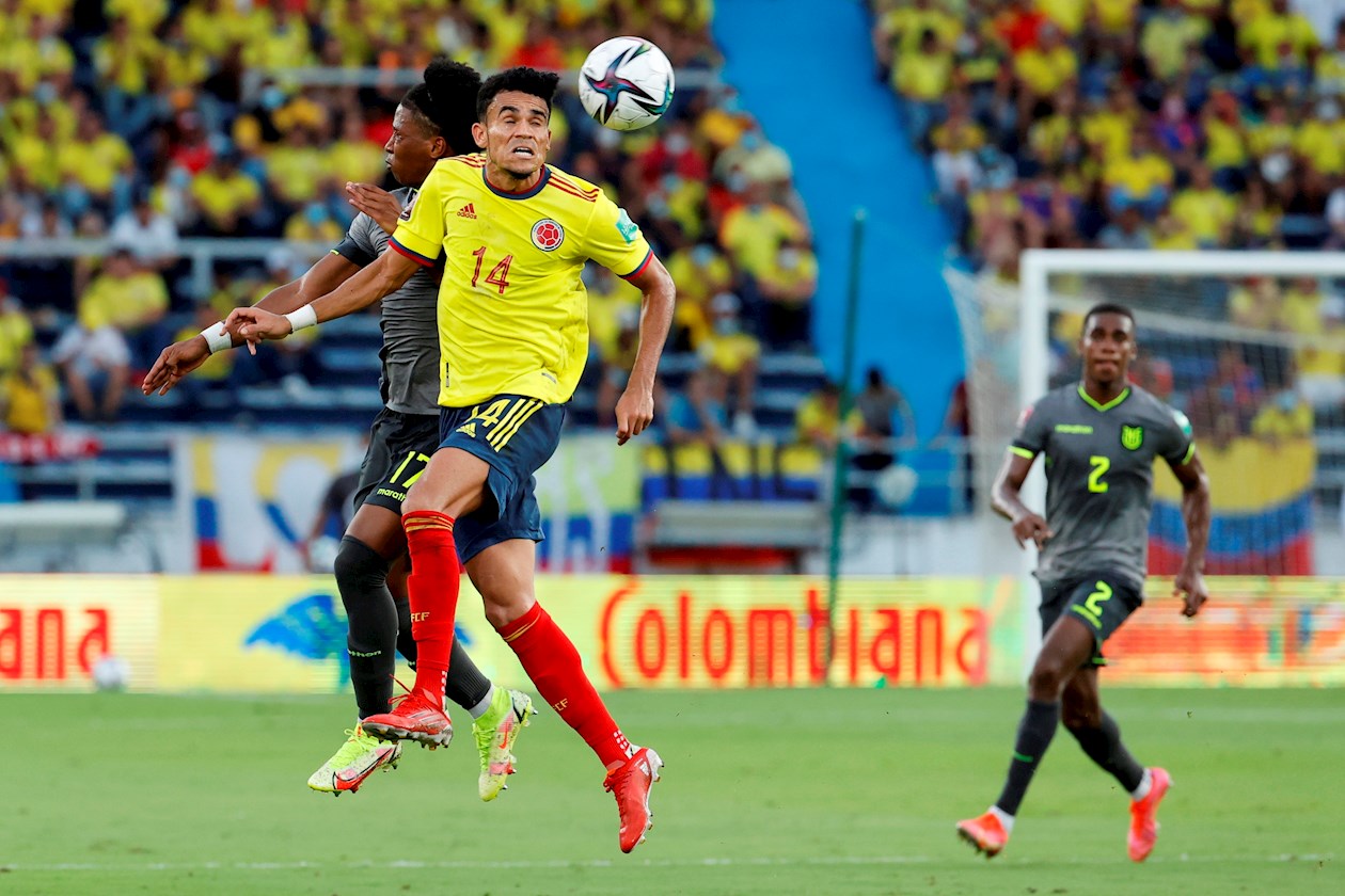 Luis Díaz de Colombia disputa hoy el balón con Ángelo Preciado