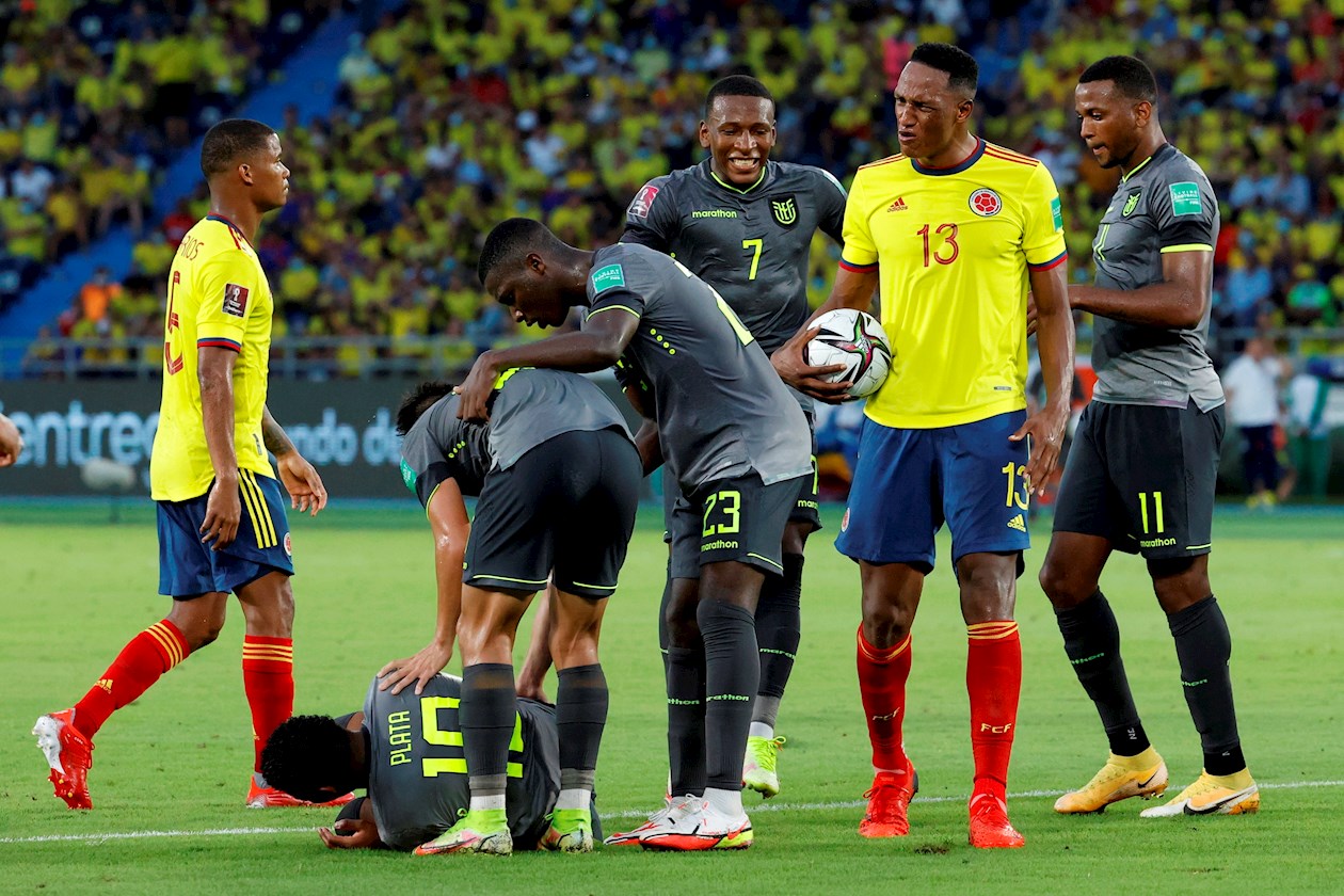 Jugadores de Colombia y de Ecuador discuten hoy
