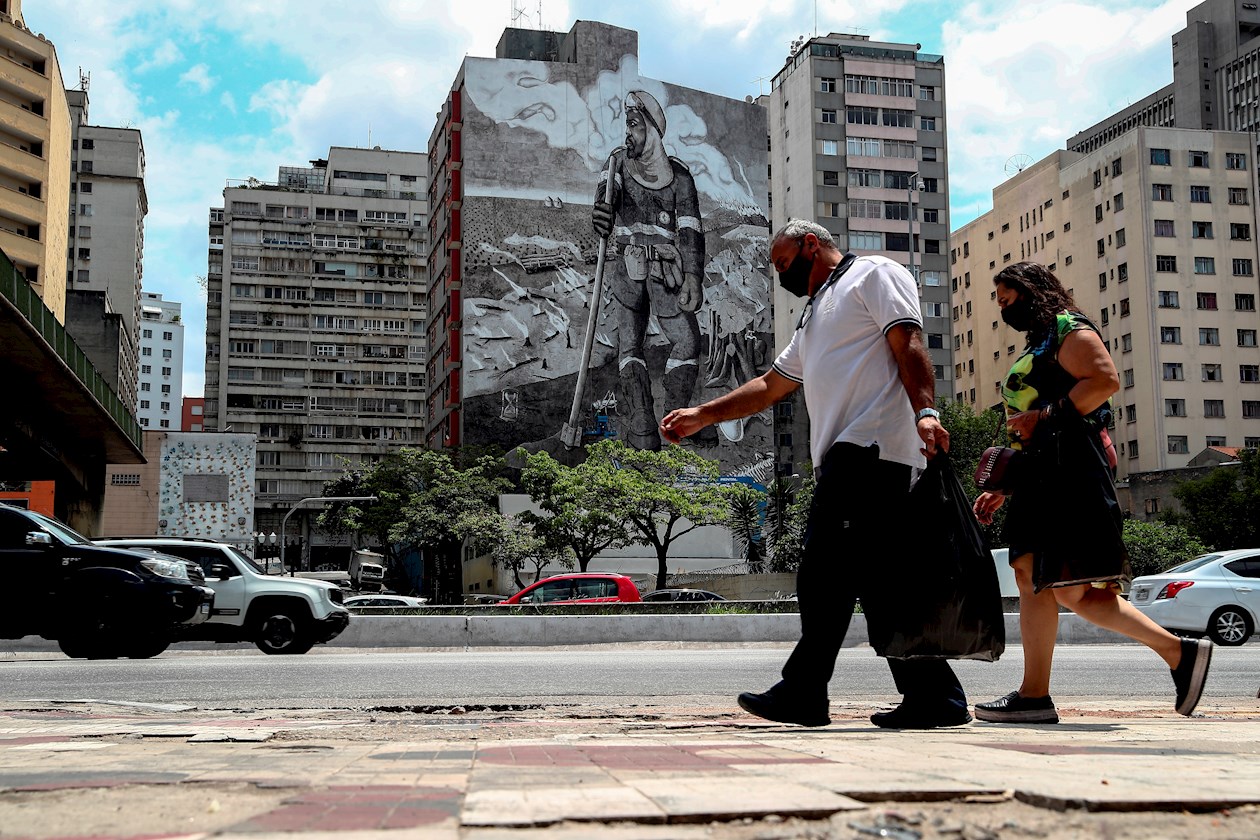 El mural pintado en la fachada de un típico edificio paulista