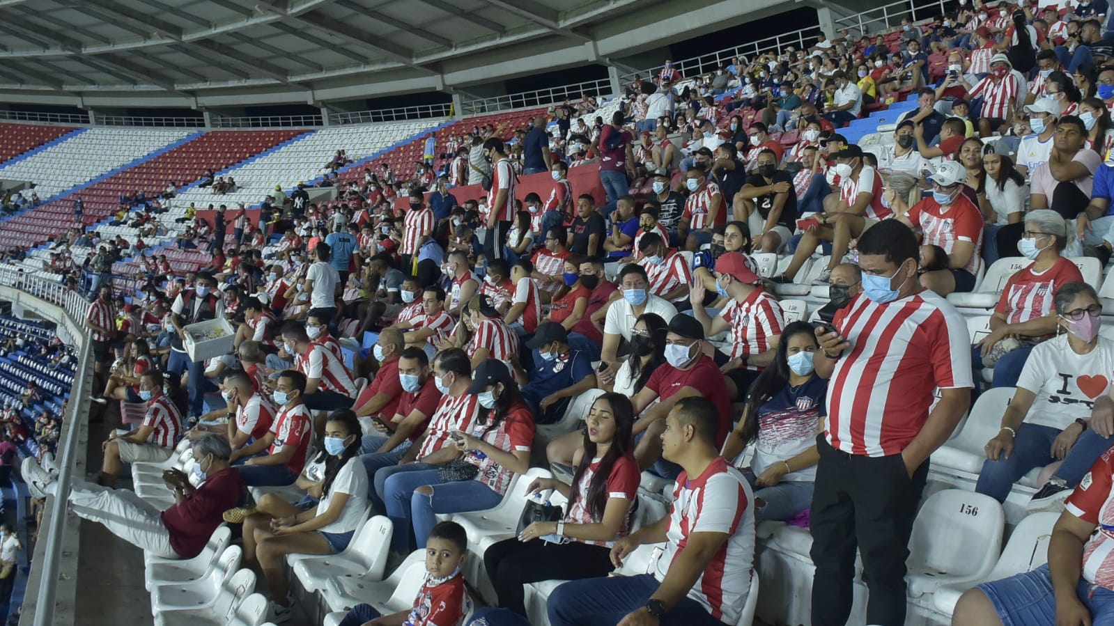 Afición juniorista en el Metropolitano.