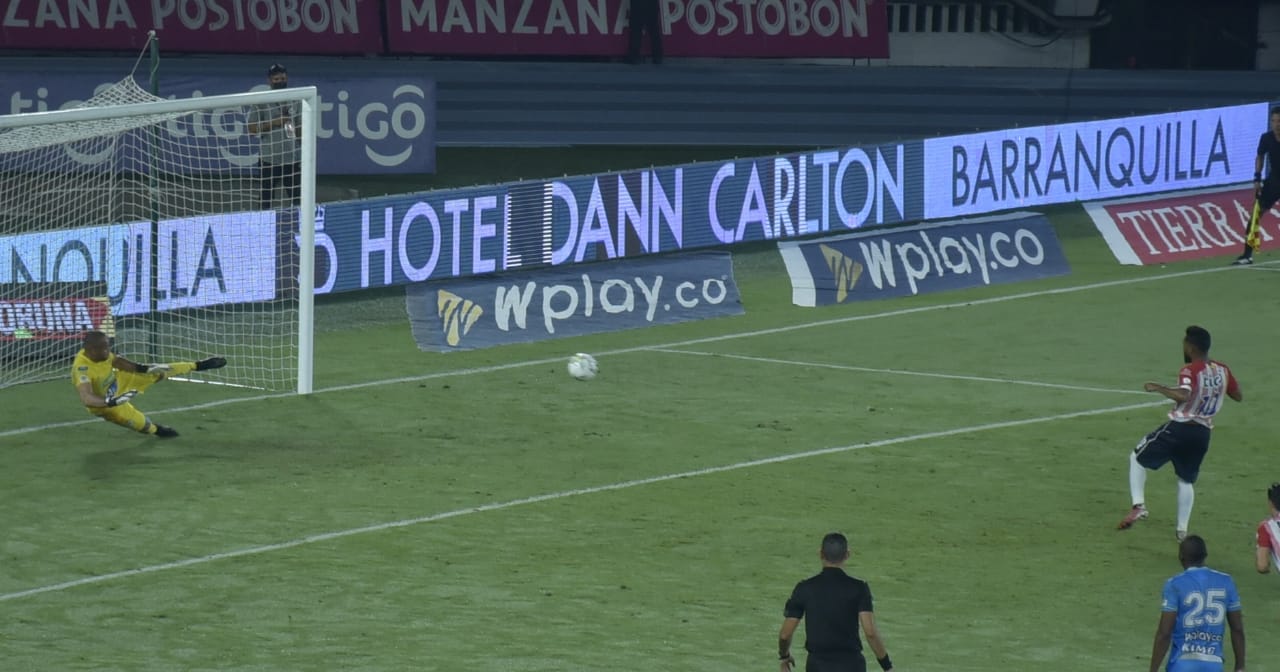 Cobro de tiro penal para el empate 1-1.