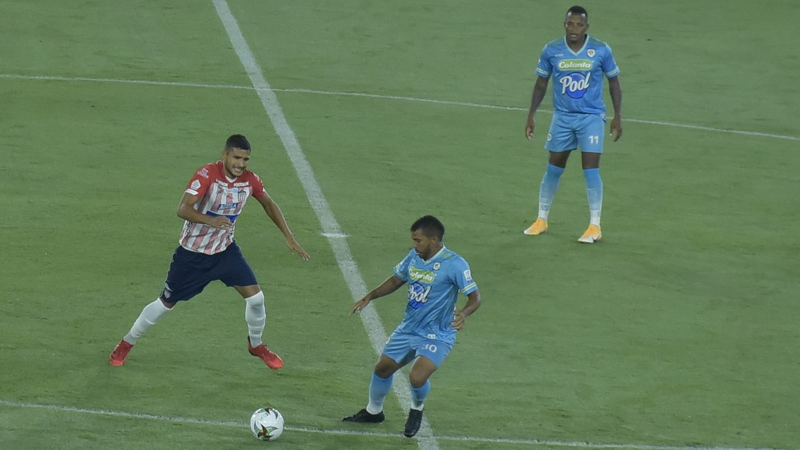 Larry Vásquez controlando la ofensiva de Jaguares.