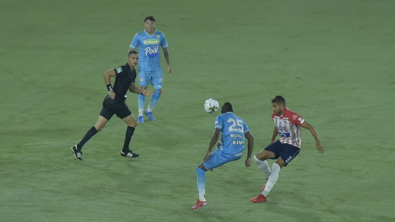 Larry Vásquez enfrentando a Maicol Balanta.