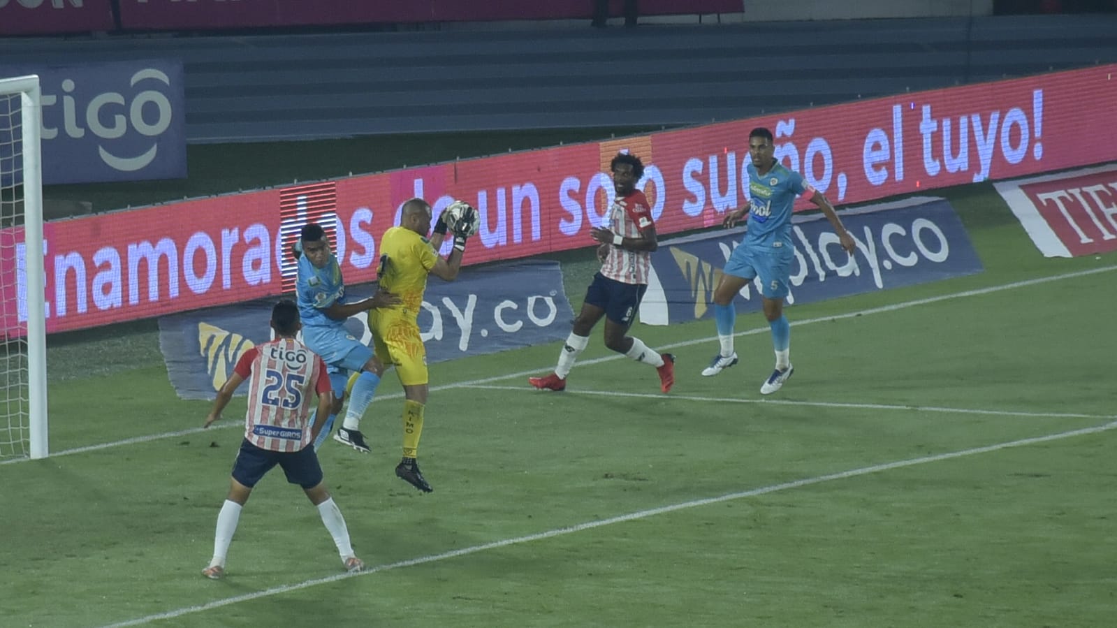 Jaguares de Córdoba defendiendo la llegada de los 'tiburones'.