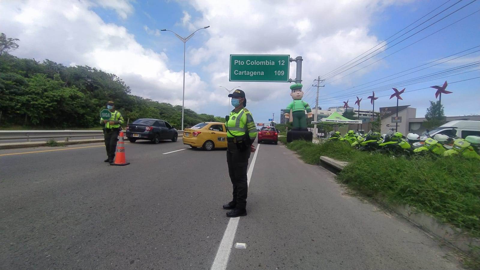 Imagen del operativo de Tránsito de la Policía por la Vía al Mar.