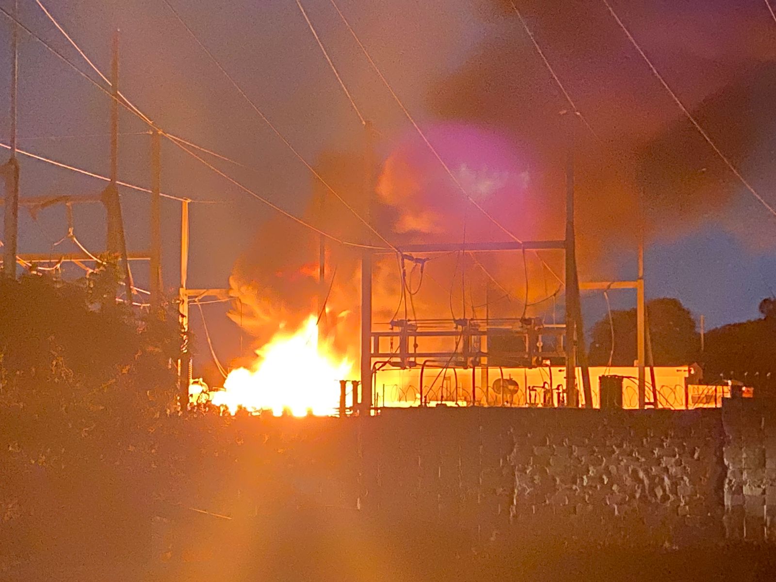 Otra foto de la emergencia en la subestación eléctrica El Silencio.