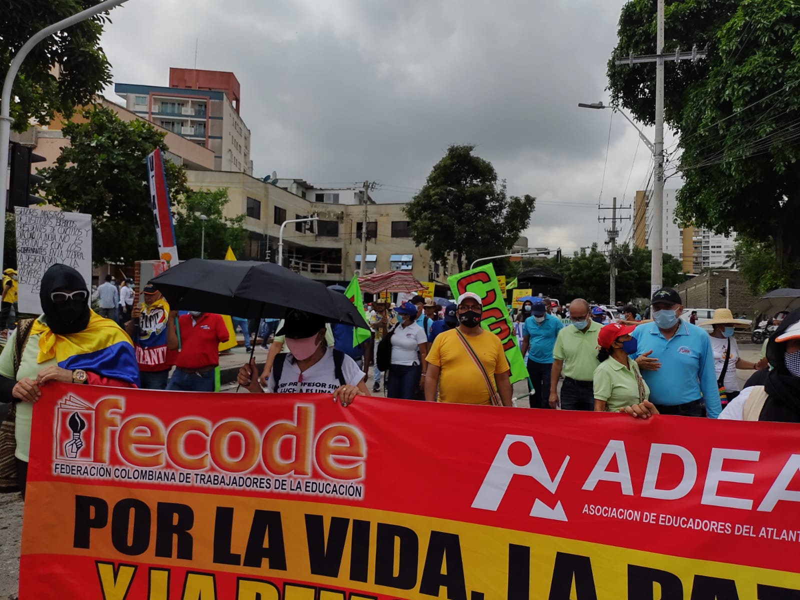 Los docentes marcharon por la vida, por la paz, por la salud, entre otros temas.