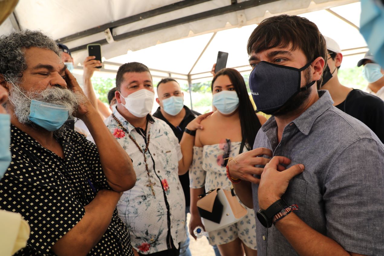 Alcaldía de Barranquilla Alcalde de Barranquilla dialoga con vendedores.