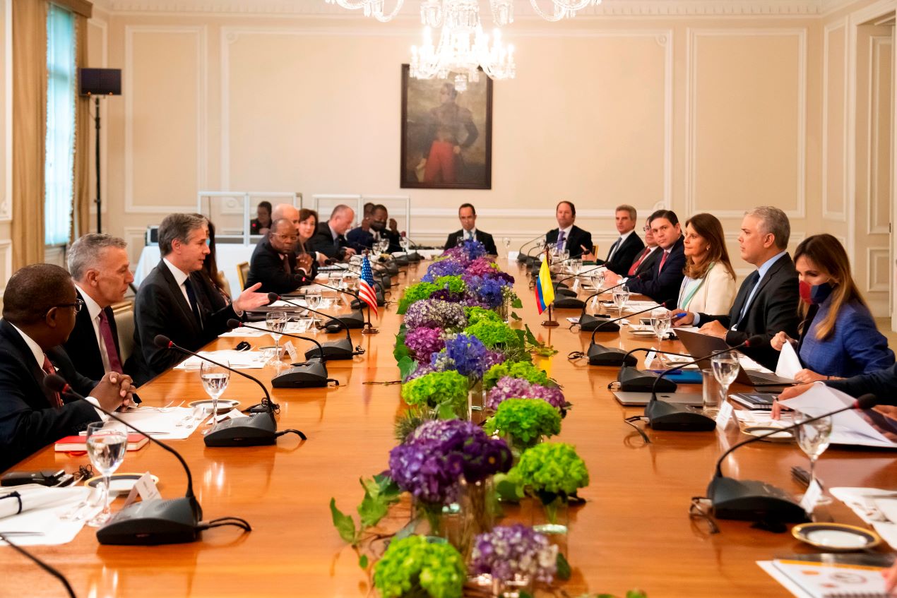 El mandatario colombiano Iván Duque (2d), junto a su vicepresidenta y canciller, Marta Lucía Ramírez (3d), durante una reunión con el secretario de Estado de EE.UU., Antony Blinken (3i), y sus respectivas comitivas de Gobierno.