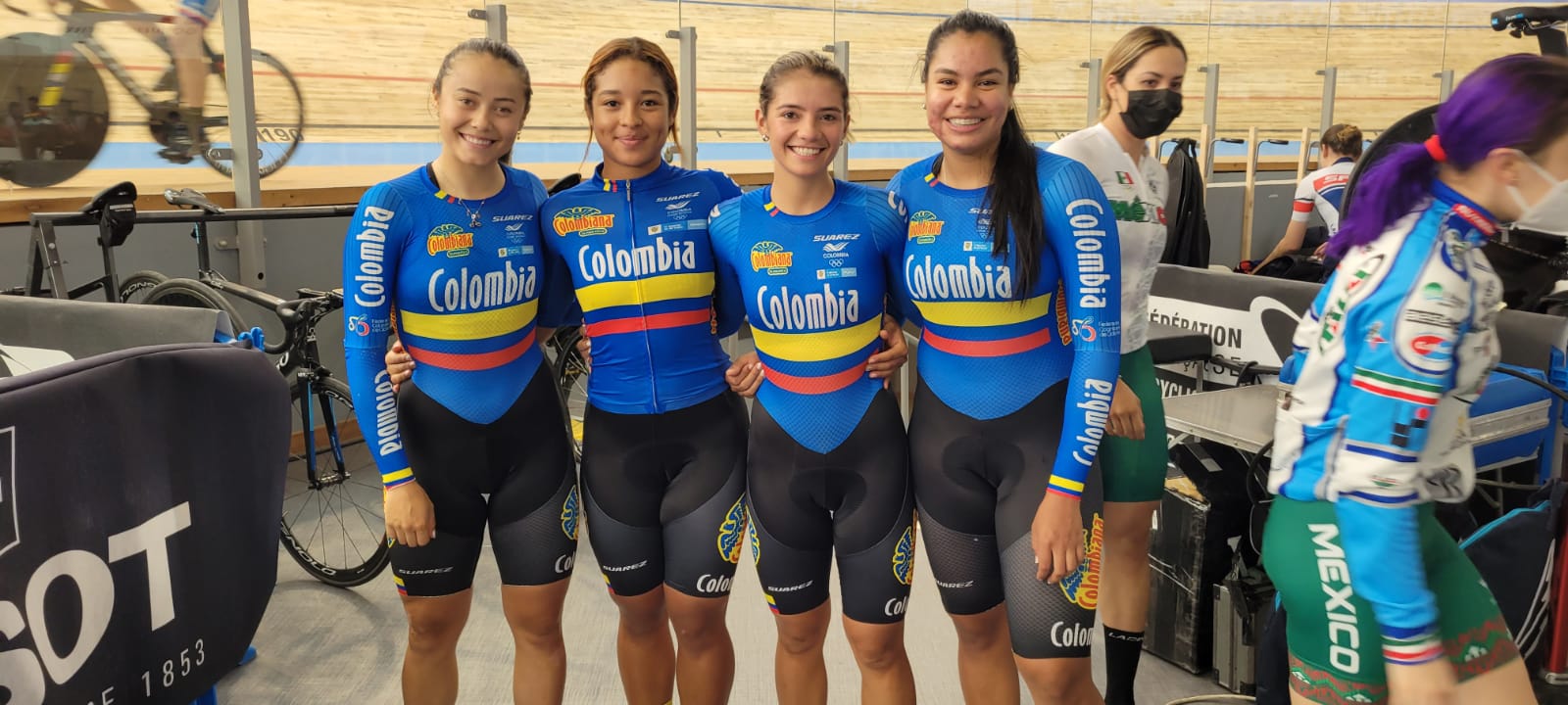 Marianis Salazar con sus compañeras de selección.