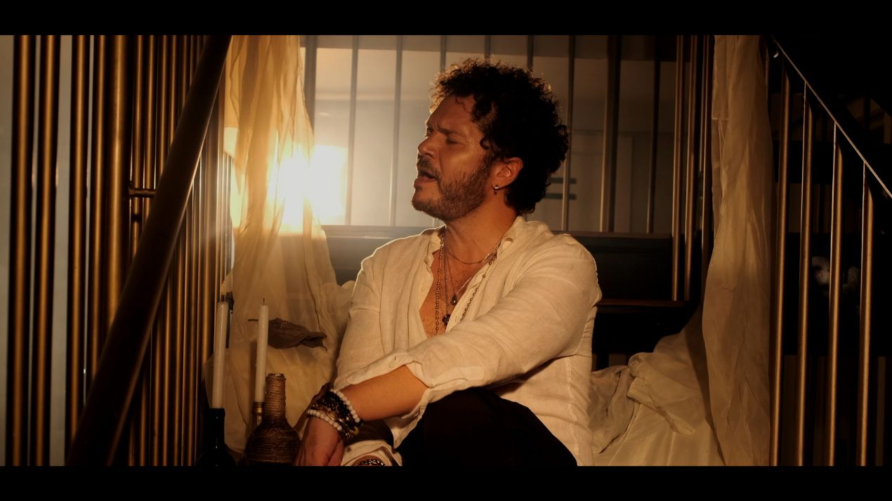 El cantante,  compositor y productor musical  barranquillero Cabas presenta  su nuevo sencillo 'Solos', junto a Martina, la peligrosa. 