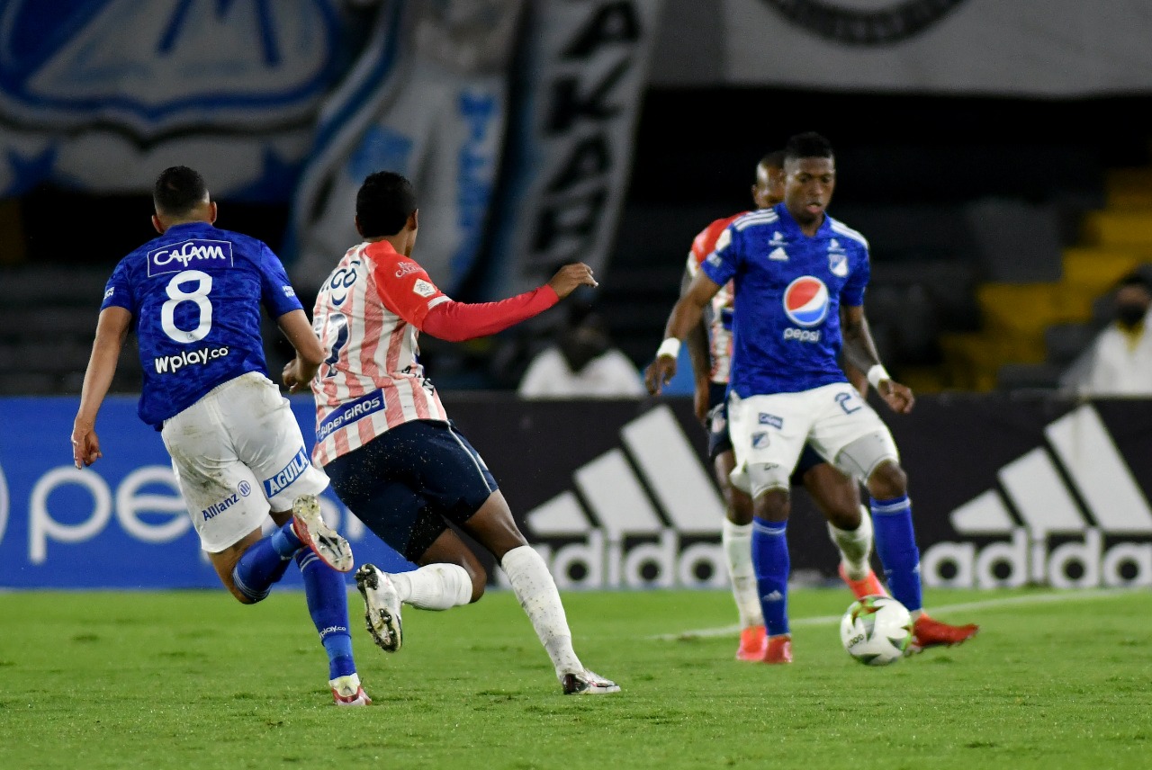 Daniel Giraldo intentando eludir a Gabriel Fuentes.Davi