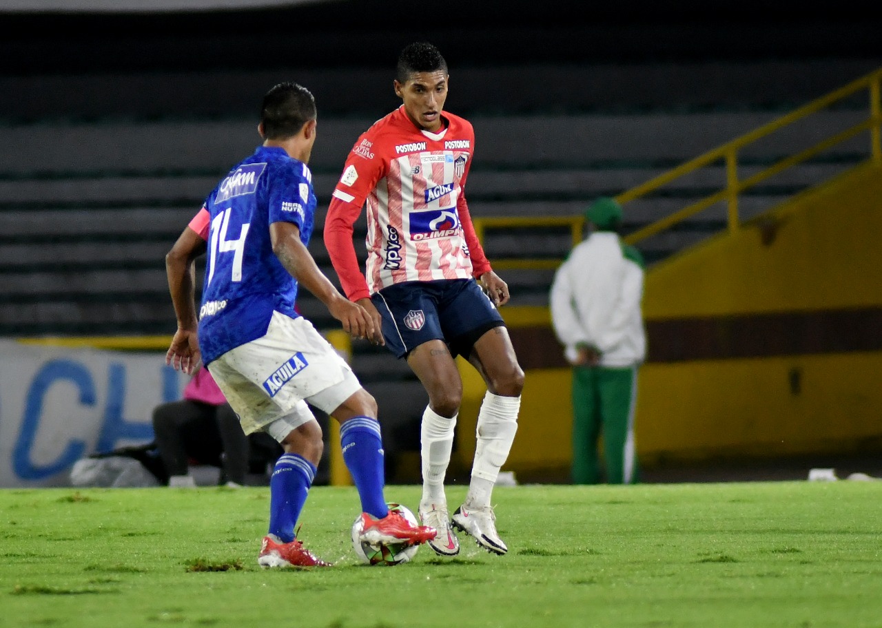 David Macalister Silva enfrentando la marca de Gabriel Fuentes.Ac