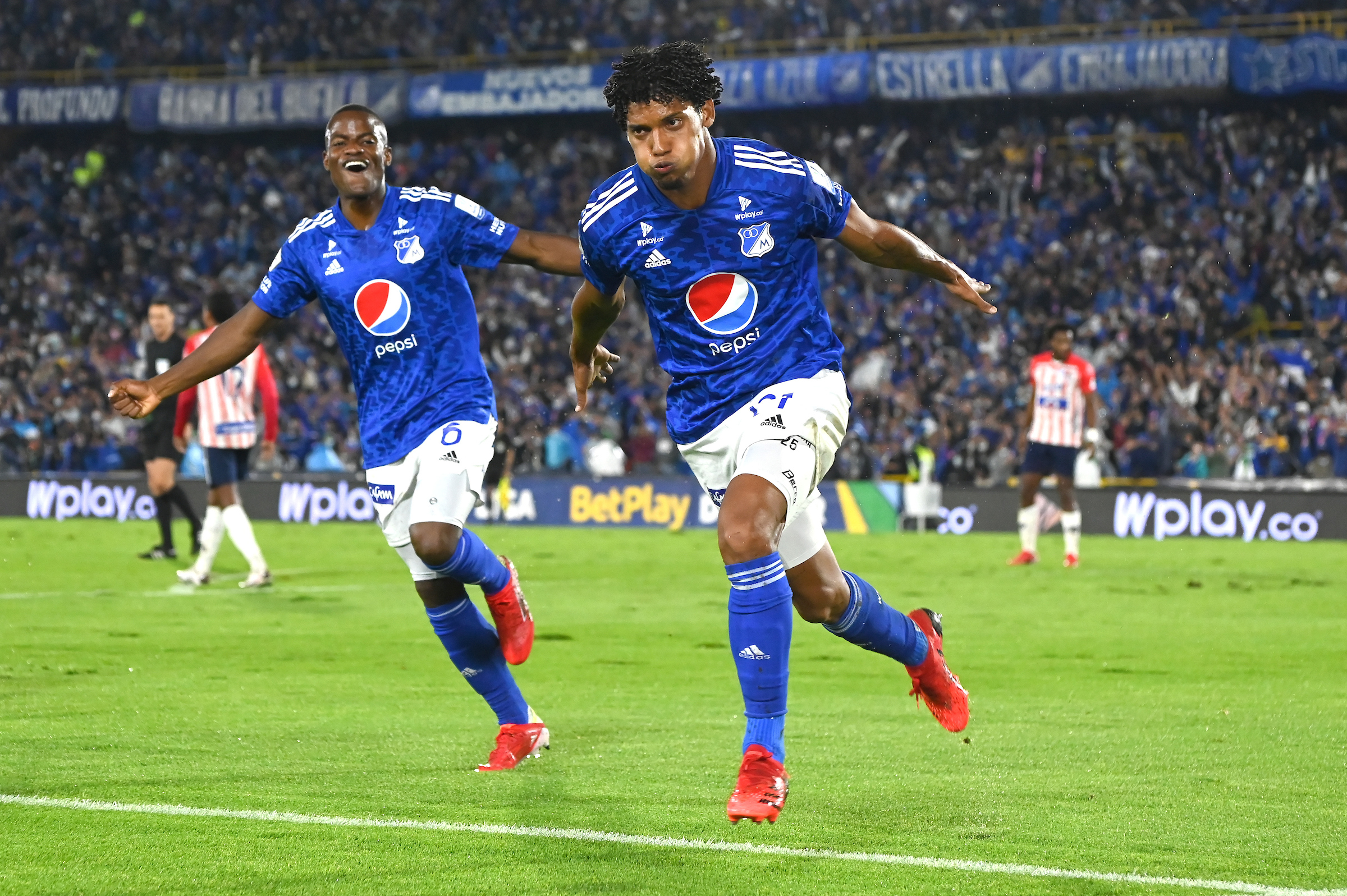 Juan Carlos Pereira celebrando el gol con Felipe Román.