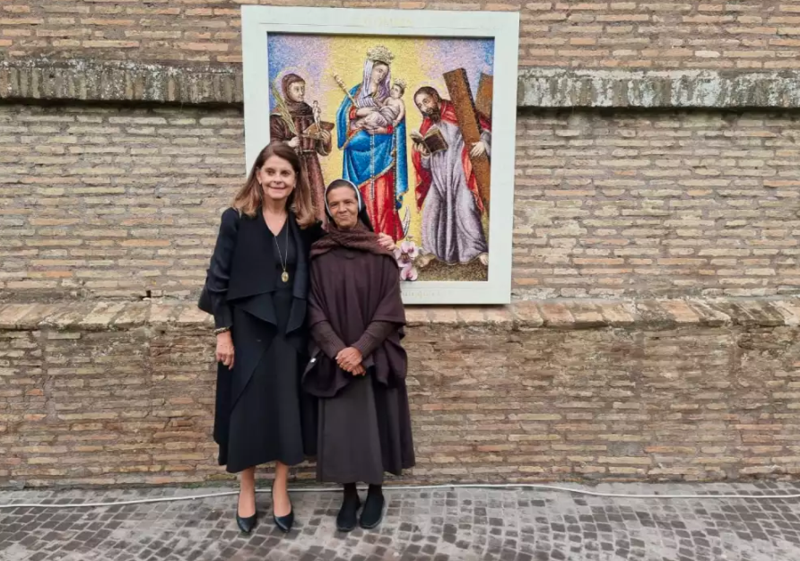 Vicepresidenta Marta Lucía Ramírez y la monja Gloria Cecilia Narváez.