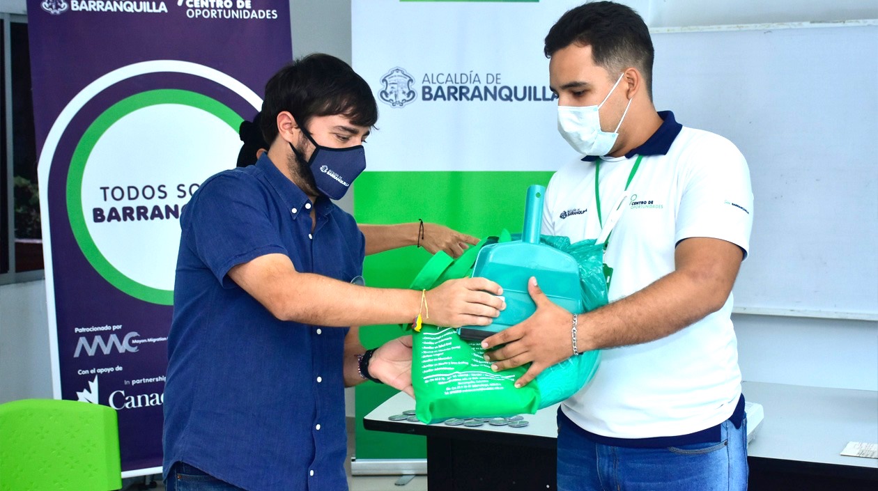 El Alcalde Jaime Pumarejo entregando apoyo logístico.